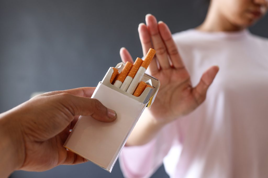woman-refuses-a-cigarette-quit-smoking-concept-2023-11-27-05-21-29-utc Stoppen met roken